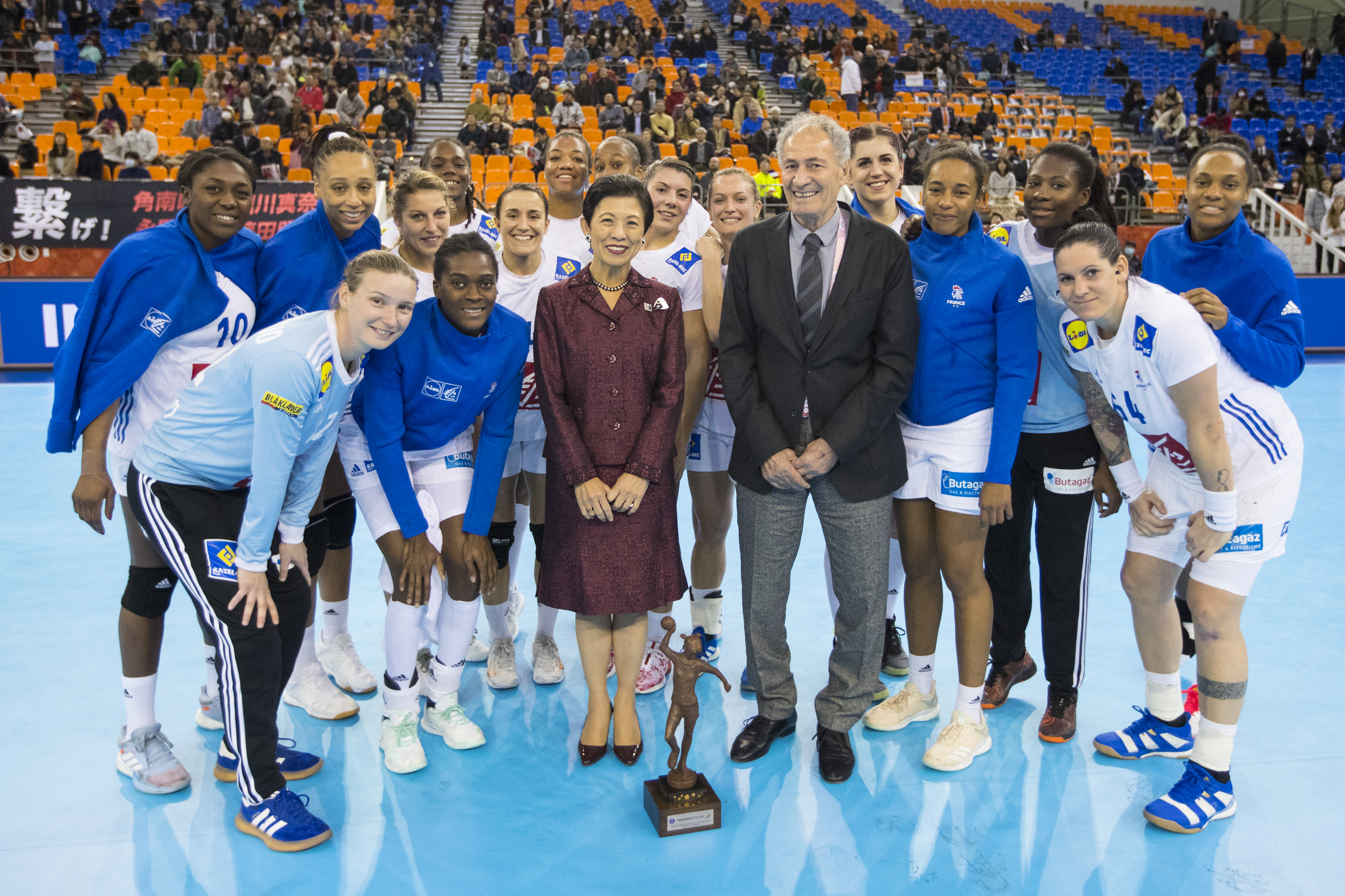 L'équipe de france féminine de handball remportent la Coupe du Président en lot de consolation du Mondial 2019