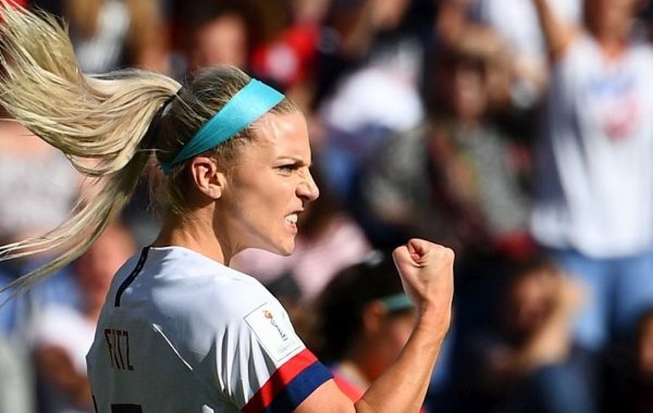 Julie Ertz, le poing serré, toute la détermination des Américaines en une image © Crédit photo : FRANCK FIFE AFP