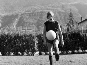 En 1965, à 12 ans, Madeleine Boll devient la première footballeuse licenciée de Suisse (archives). KEYSTONE/PHOTOPRESS-ARCHIV