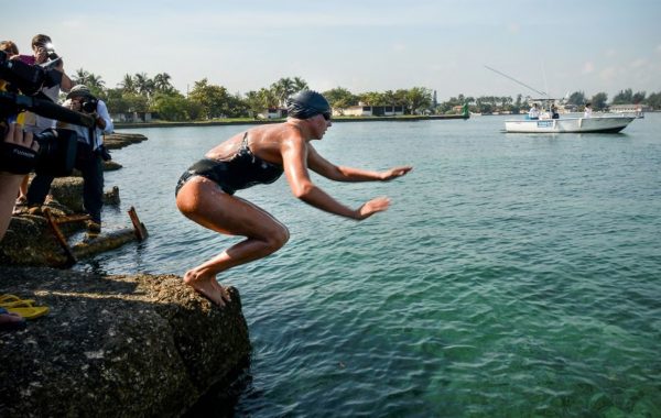 Chloe McCardel, nageuse australienne, bat de record masculin du nombre de traversées de la Manche