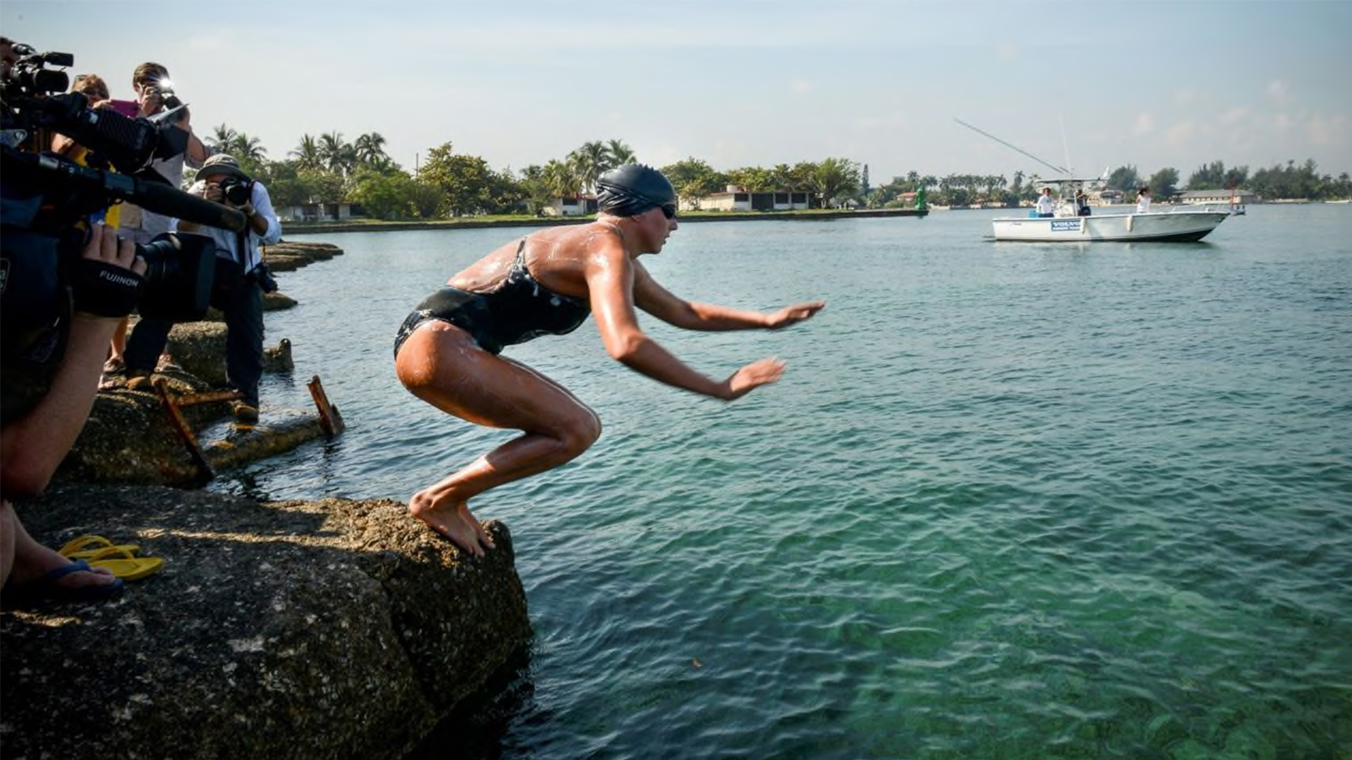 Chloe McCardel, nageuse australienne, bat de record masculin du nombre de traversées de la Manche