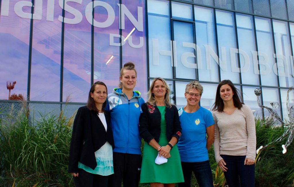 Saint-Amand HB - Charlotte Aleksandrowicz (responsable de la communication), Marion Malina (capitaine), Sophie Palisse (présidente), Florence Sauval (entraîneuse), Manon Le Bihan (responsable commerciale). Les Amandinoises continuent de faire grandir leur club