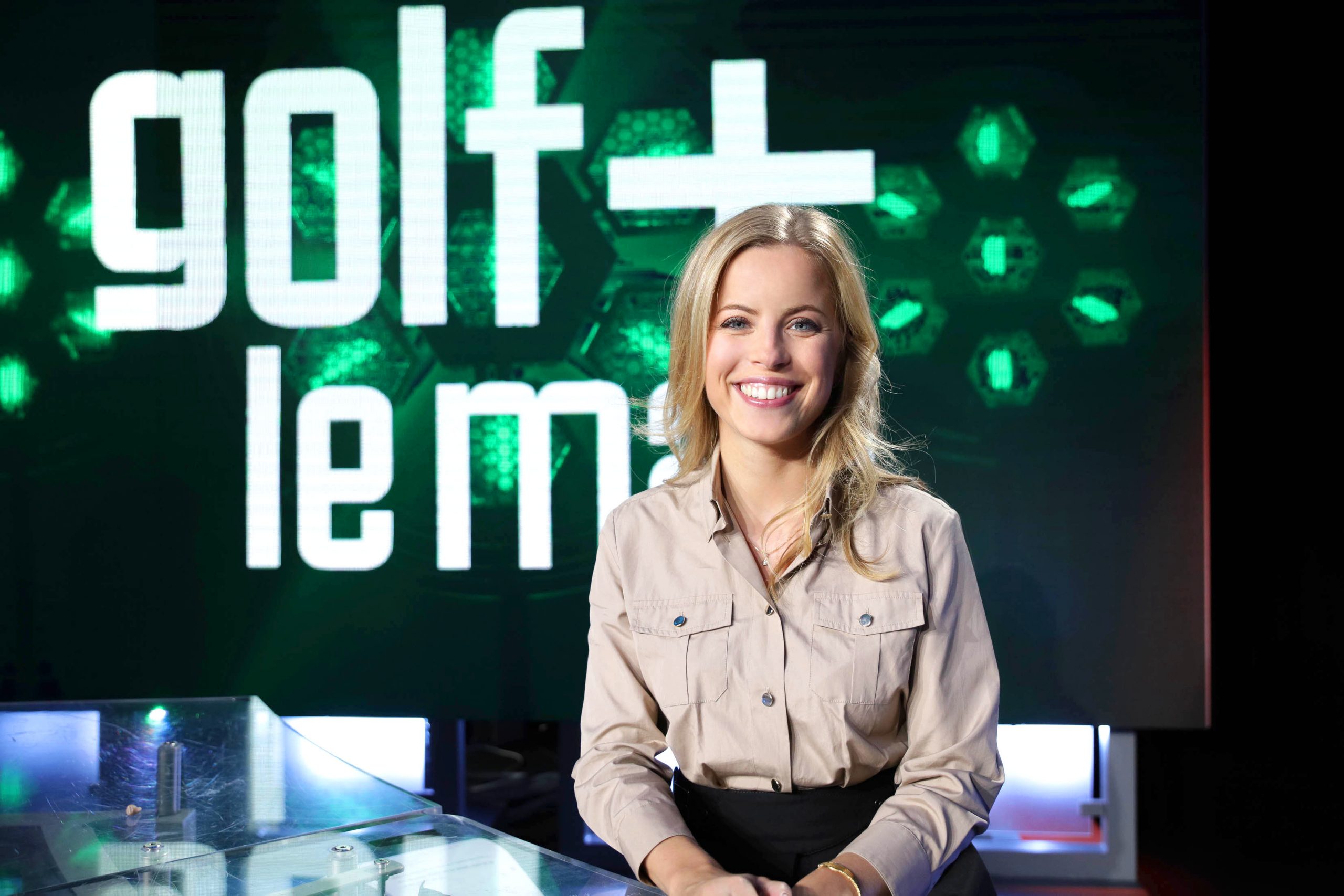 La journaliste Pauline Sanzey présente l'émission golf +