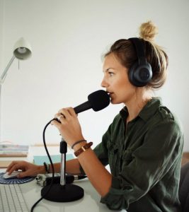 Clémentine Sarlat s'exprime désormais derrière un micro de radio