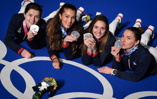 L'équipe de France de sabre féminin en argent aux Jeux de Tokyo