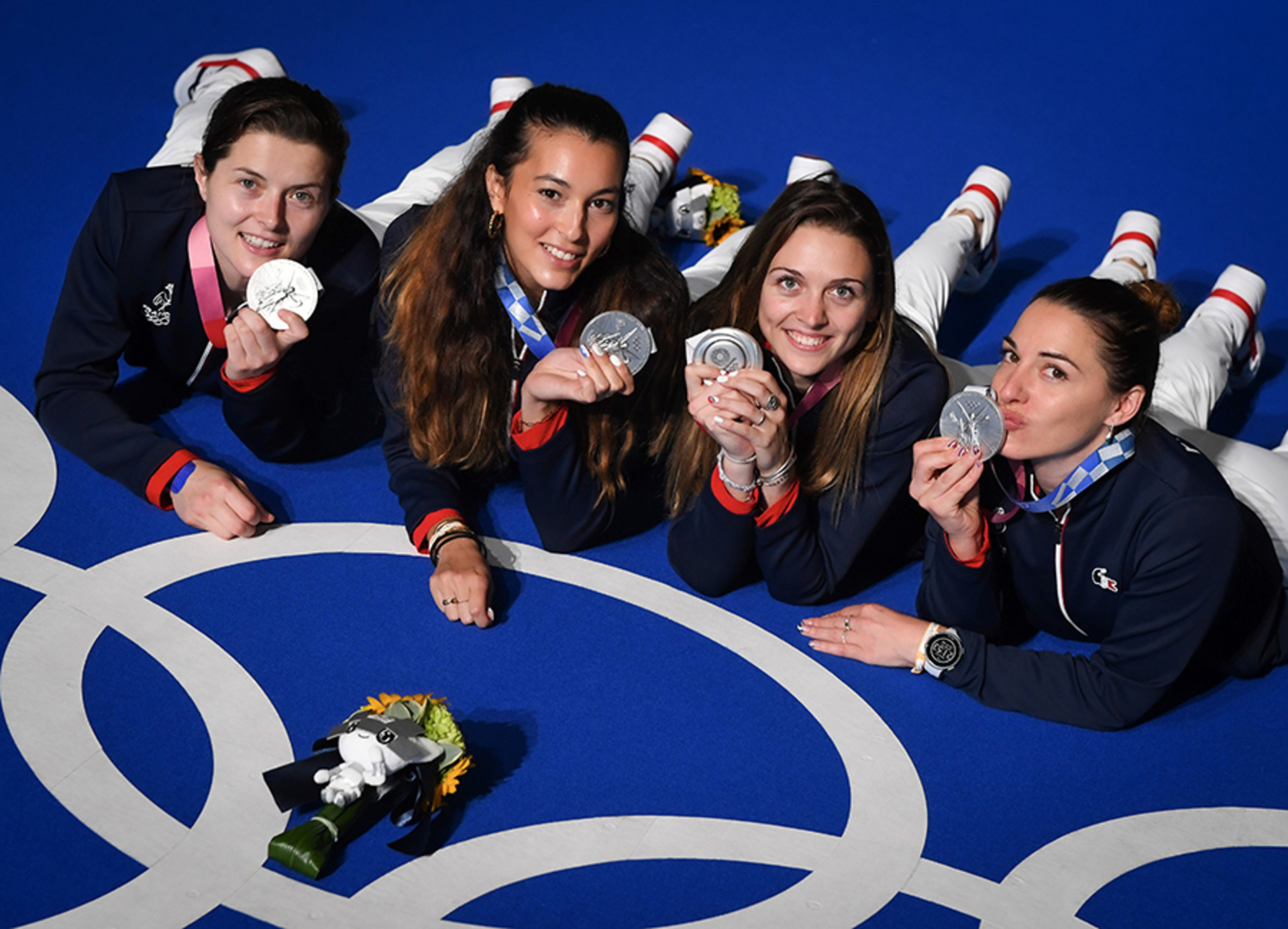 L'équipe de France de sabre féminin en argent aux Jeux de Tokyo