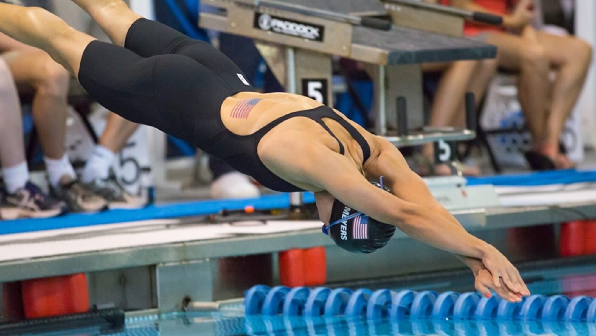 Rebecca Meyers plonge en natation