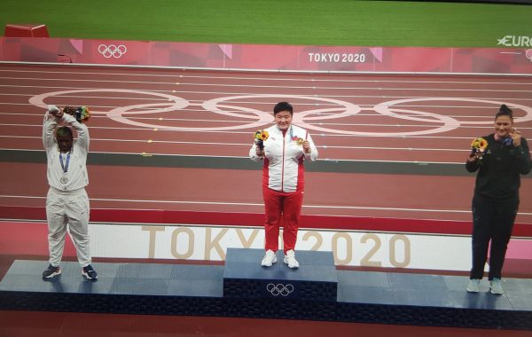 Raven Saunders s'est faite remarquer sur le podium des Jeux Olympiques