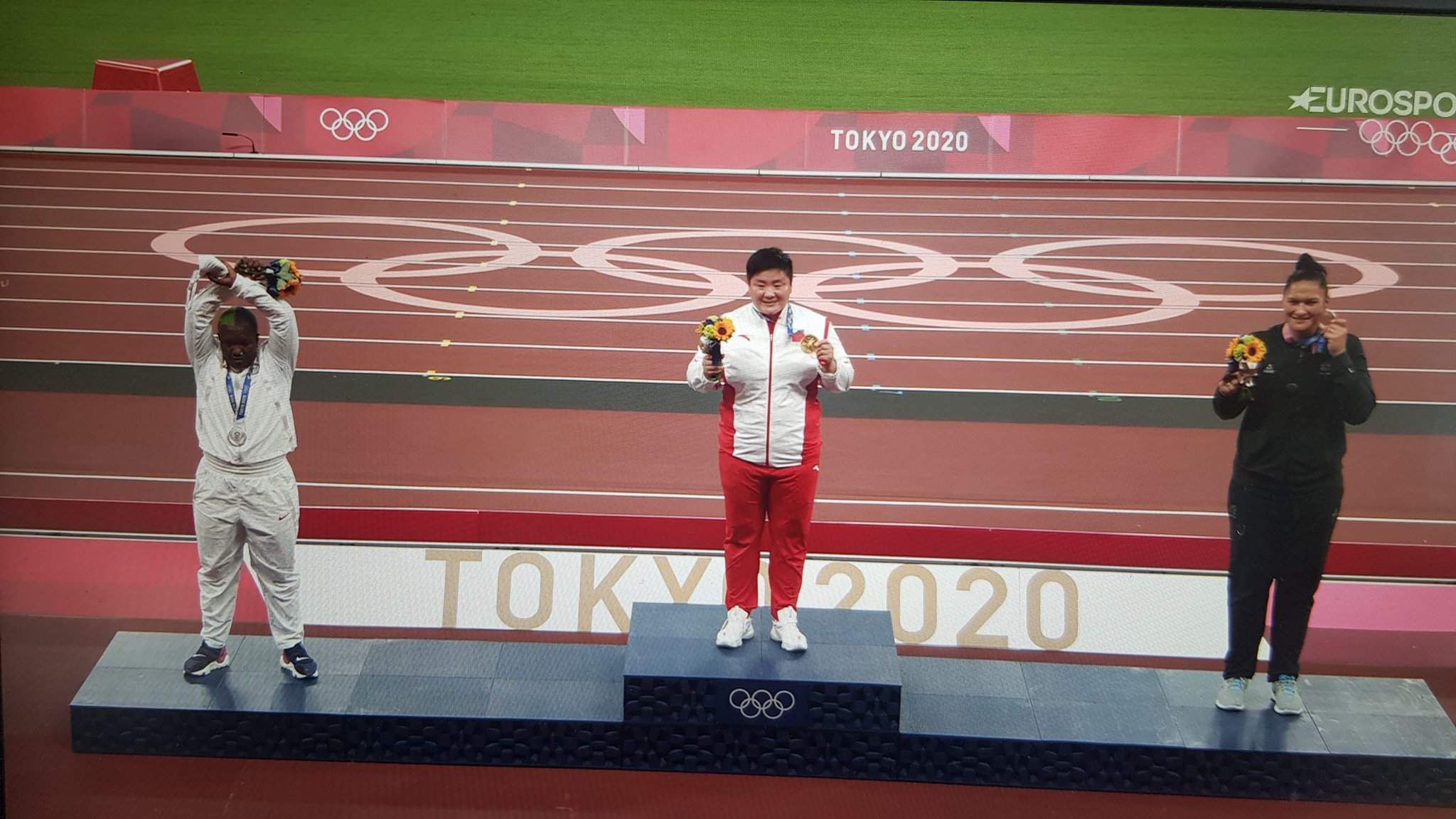 Raven Saunders s'est faite remarquer sur le podium des Jeux Olympiques