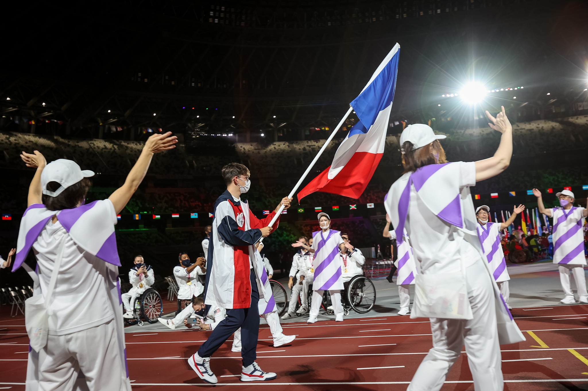 Alexandre Léauté, porte-drapeau de la France lors la clotûre des Jeux paralympiques de Tokyo.