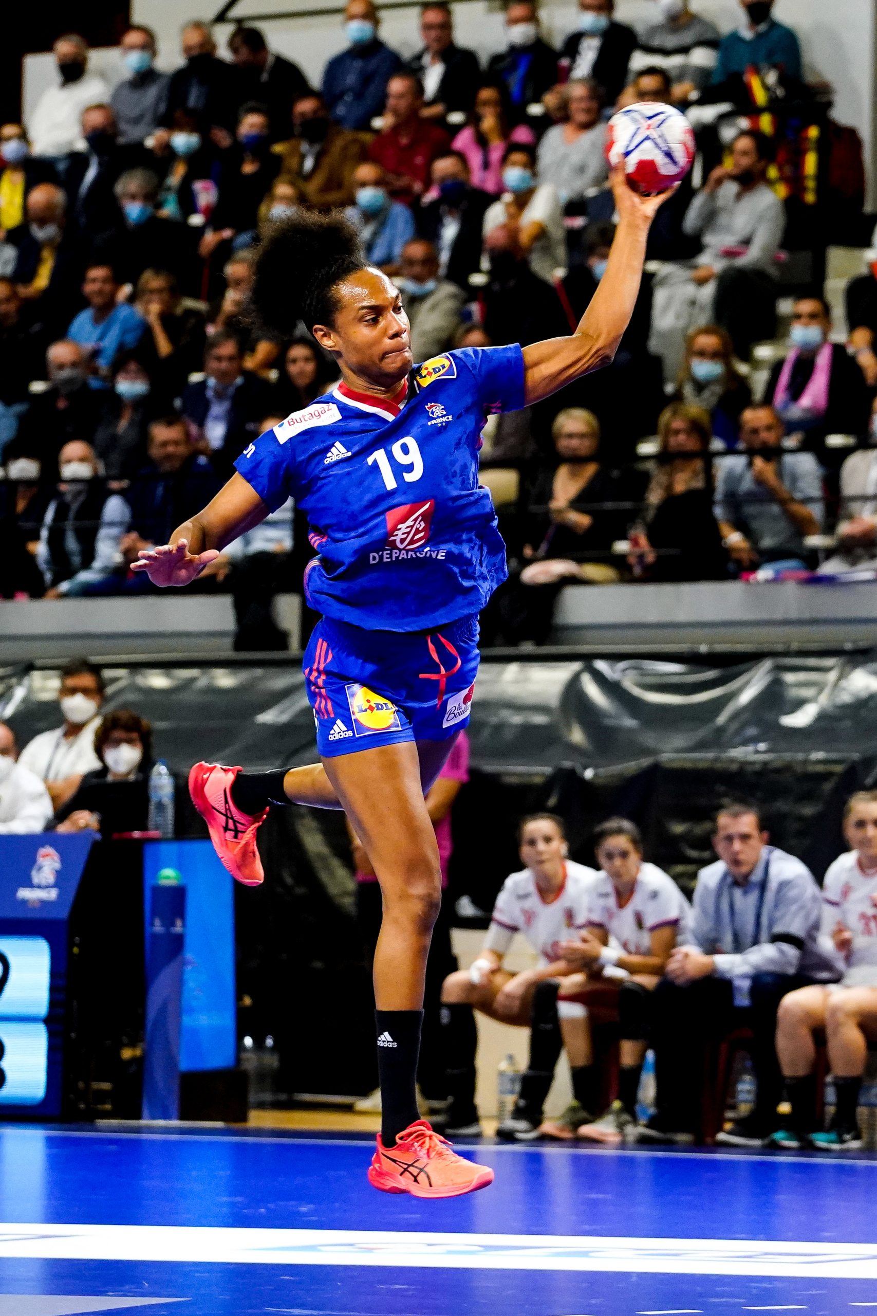 Océane Sercien Ugolin pendant le Championnat d'Europe lors du match de qualification contre la République Tchèque.