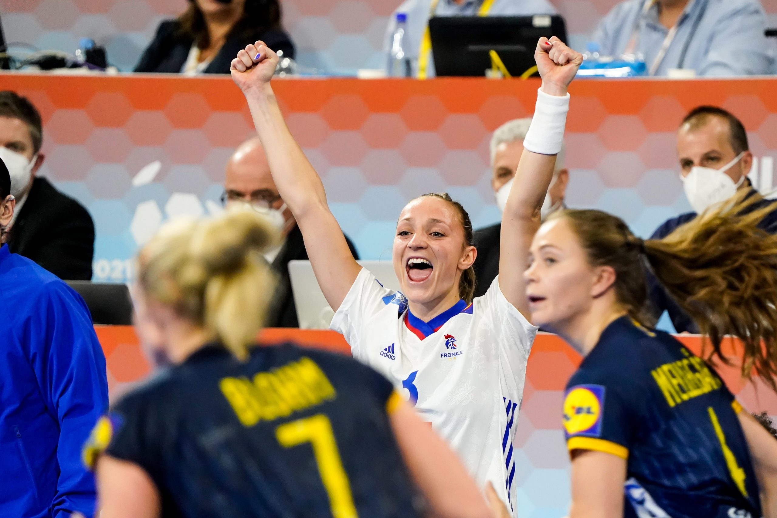 Alicia Toublanc célèbre la victoire de la France contre la Suède lors du mondial de handball