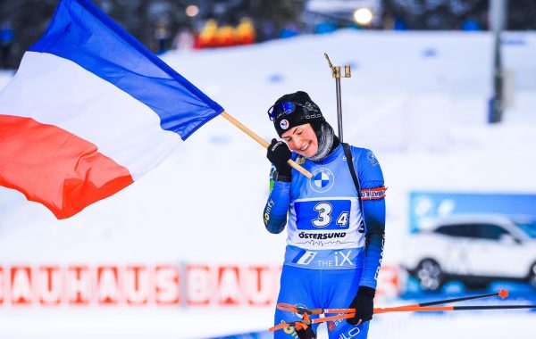 Le relai féminin femmes remporte la première course de la saison de biathlon