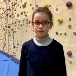 Solange, 9 ans, pratiquante d'escalade à l’école des sports de Bourges souhaiterait "que les filles pratiquent autant de sport que les garçons". Rencontre