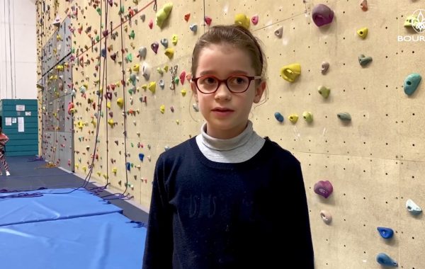 Solange, 9 ans, pratiquante d'escalade à l’école des sports de Bourges souhaiterait "que les filles pratiquent autant de sport que les garçons". Rencontre