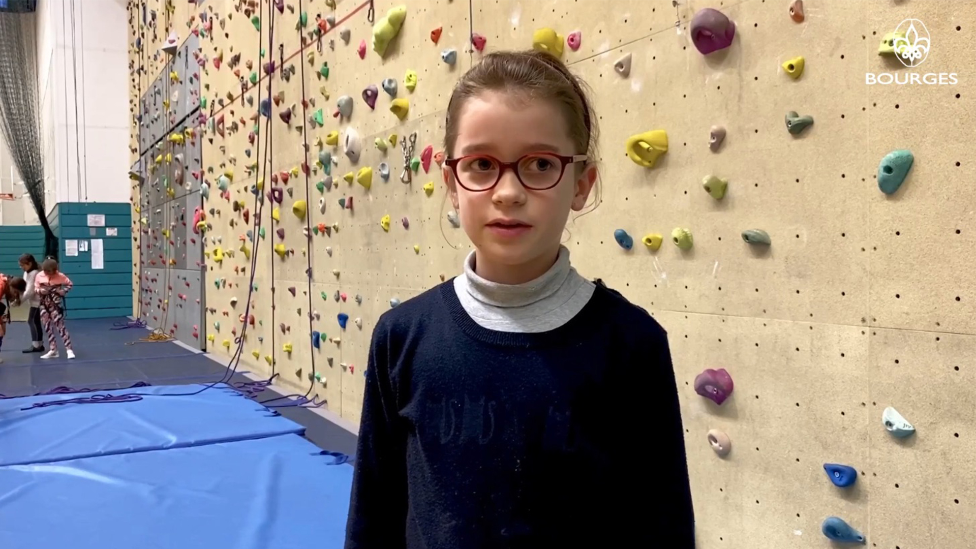 Solange, 9 ans, pratiquante d'escalade à l’école des sports de Bourges souhaiterait 