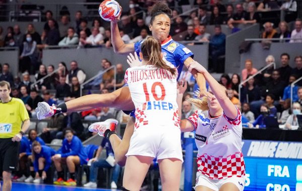 Estelle Nze Minko et l'équipe de France s'est quallifiées pour l'Euro 2022 de handball en battant la Croatie à Toulouse