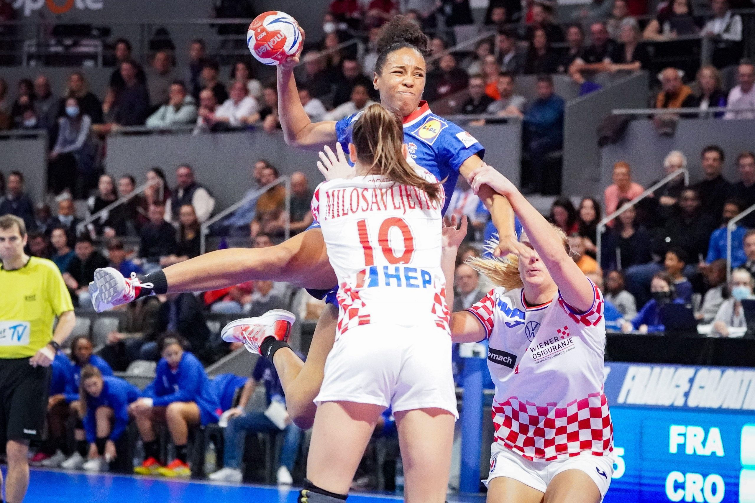 Estelle Nze Minko et l'équipe de France s'est quallifiées pour l'Euro 2022 de handball en battant la Croatie à Toulouse