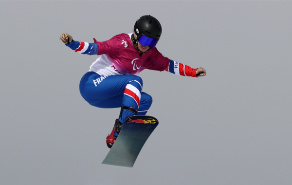 Cécile Hernandez est championne paralympique de snowboard cross aux Jeux paralympiques de Pékin