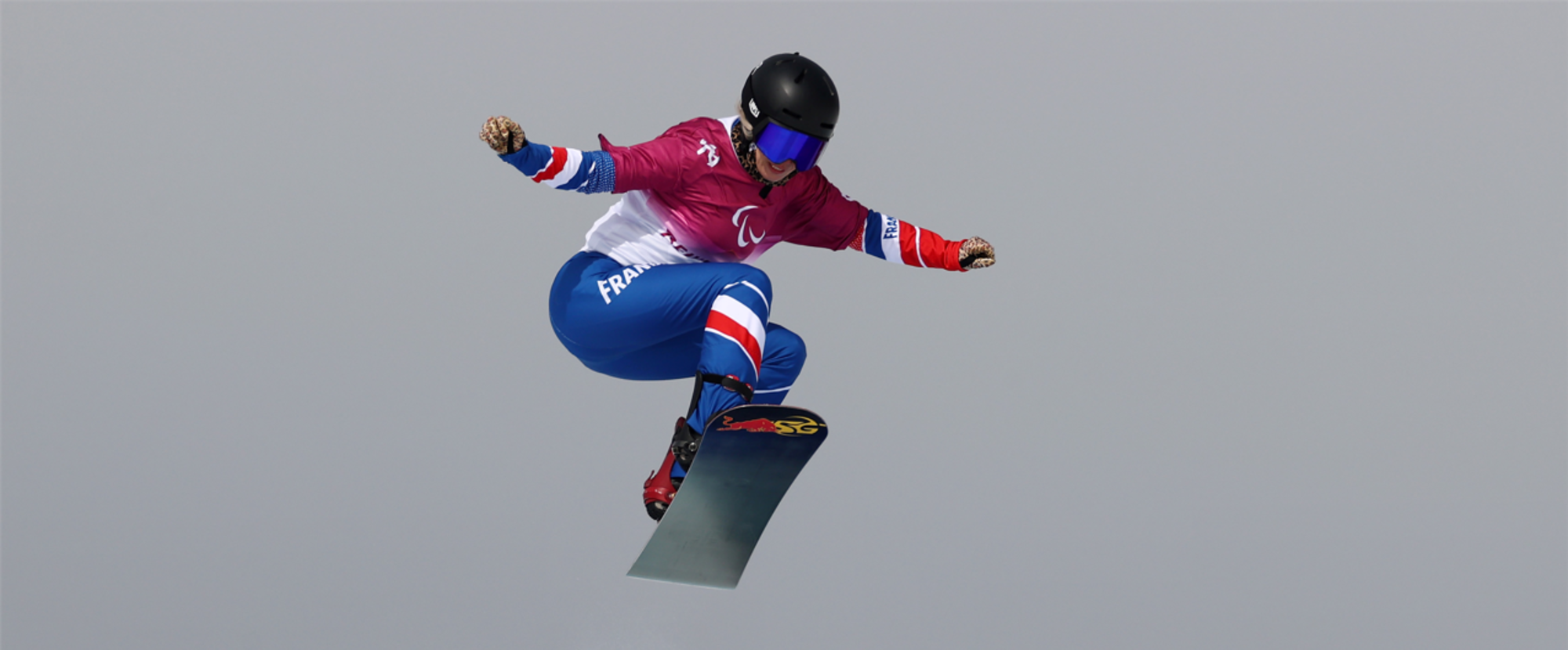 Cécile Hernandez est championne paralympique de snowboard cross aux Jeux paralympiques de Pékin