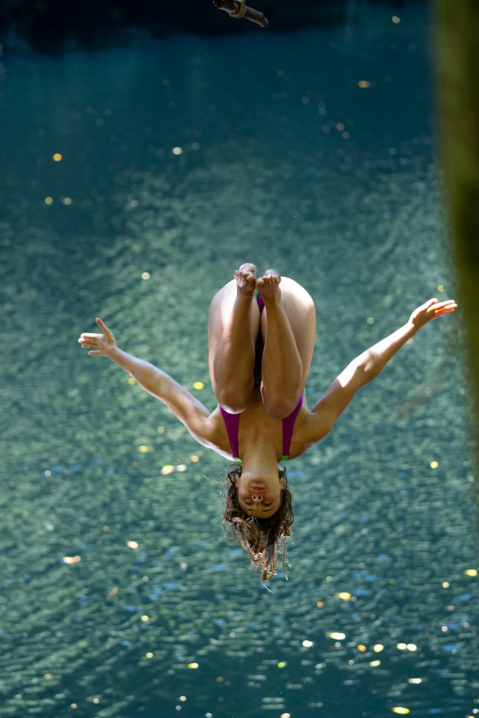 Laura Marino en plein plongeon dans un bassin naturel de la reunion