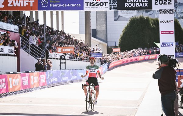 Paris-Roubaix femmes avec Zwift - Arrivee d'Elisa Longo-Borghini