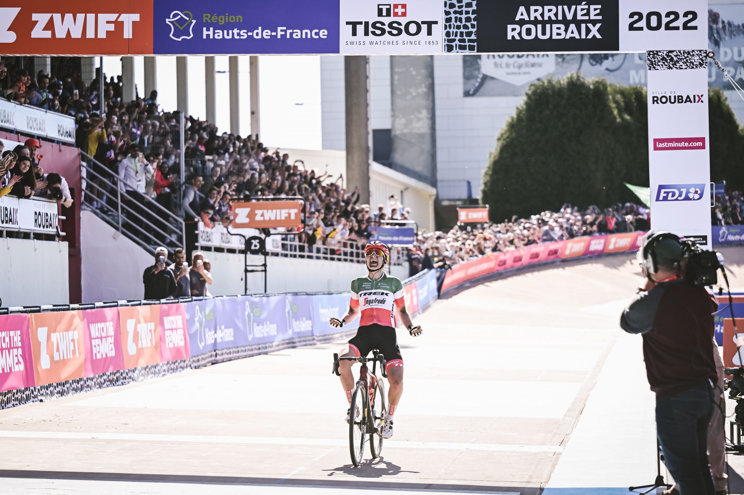 Paris-Roubaix femmes avec Zwift - Arrivee d'Elisa Longo-Borghini