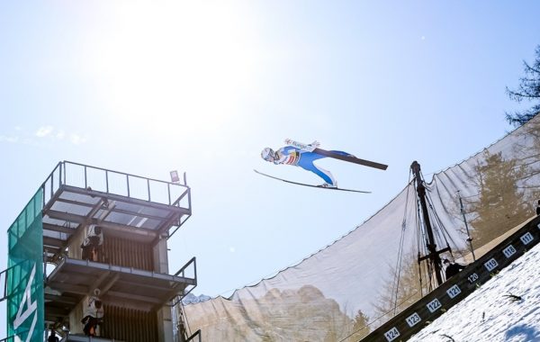 Un sauteur à ski