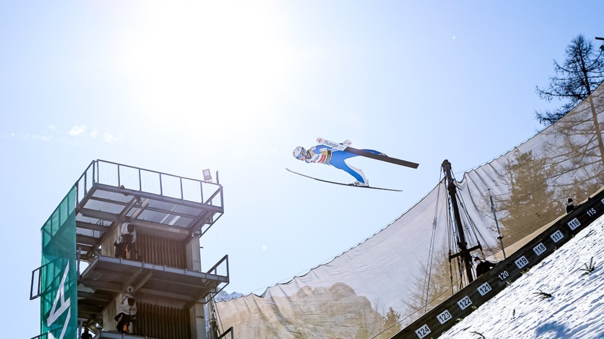 Un sauteur à ski