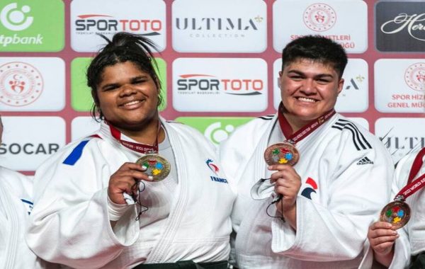 Podium de Léa Fontaine et Julia Tolofua