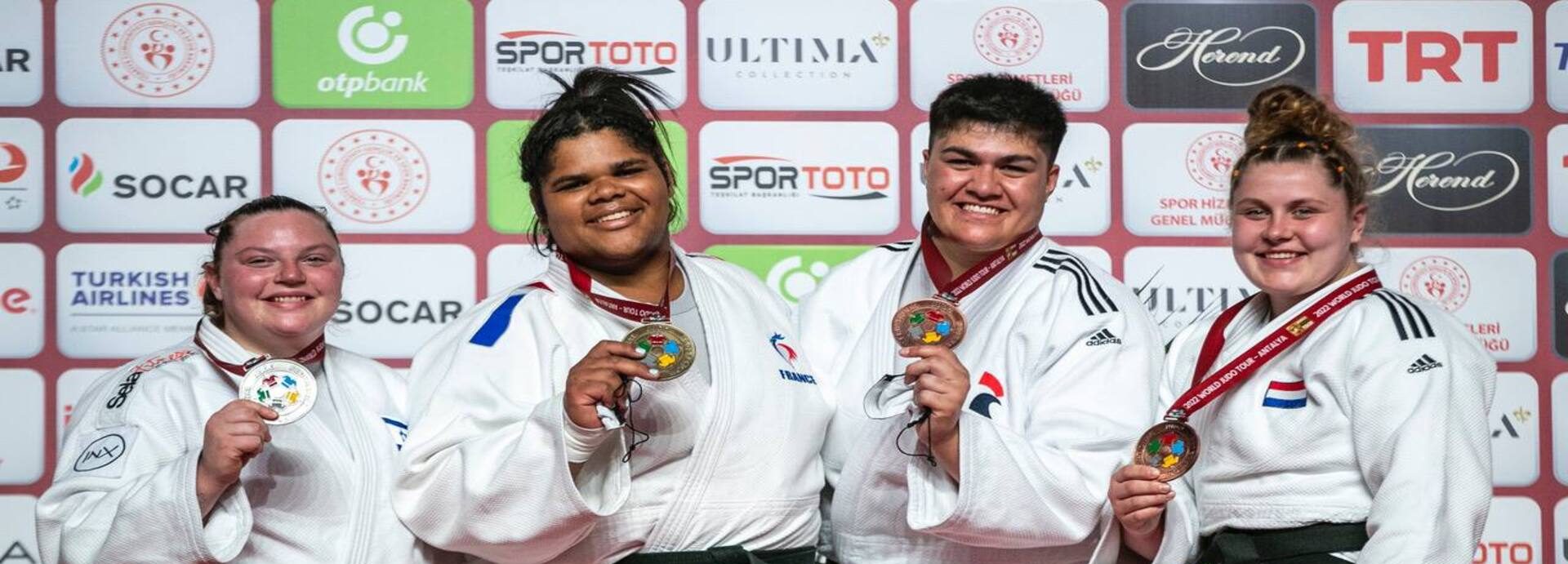 Podium de Léa Fontaine et Julia Tolofua