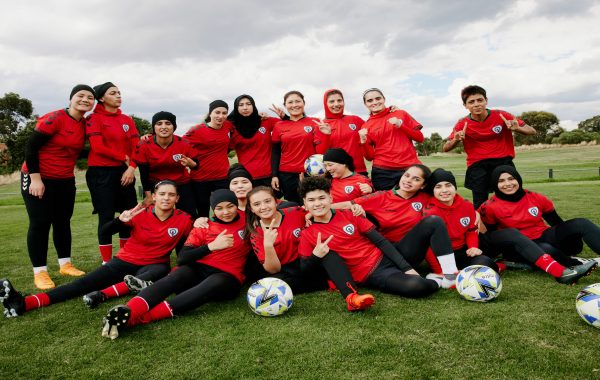 L'équipe nationale féminine afghane de football en Australie, réunie grâce à hummel