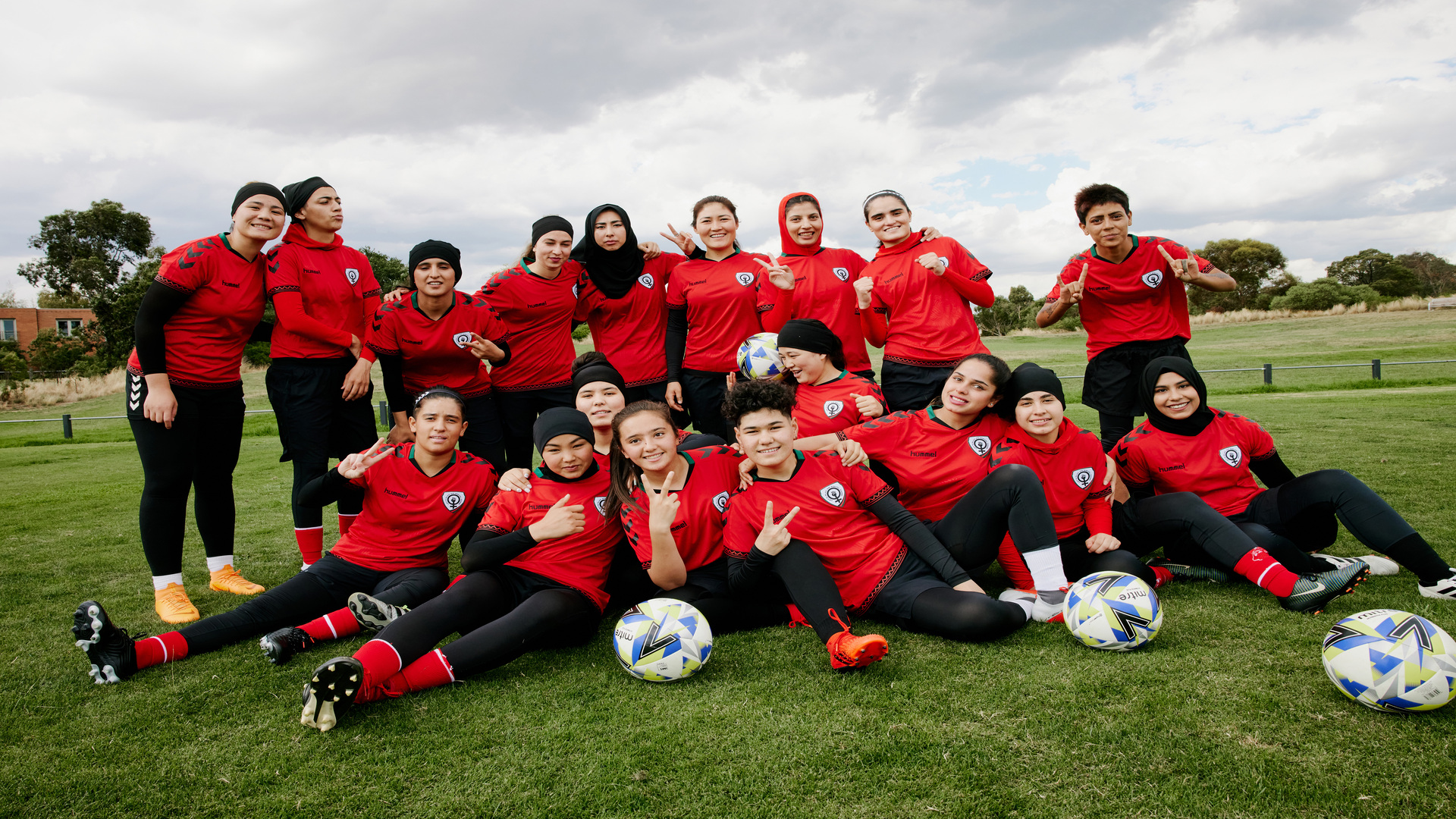 L'équipe nationale féminine afghane de football en Australie, réunie grâce à hummel