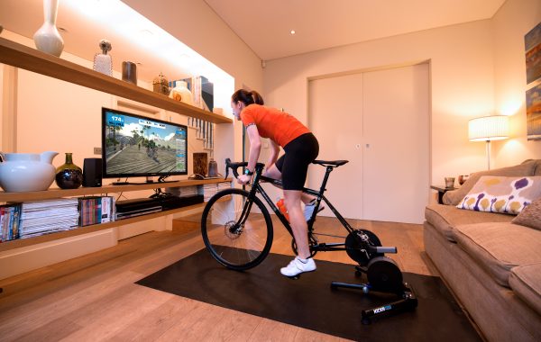 Coureuse devant l'application Zwift