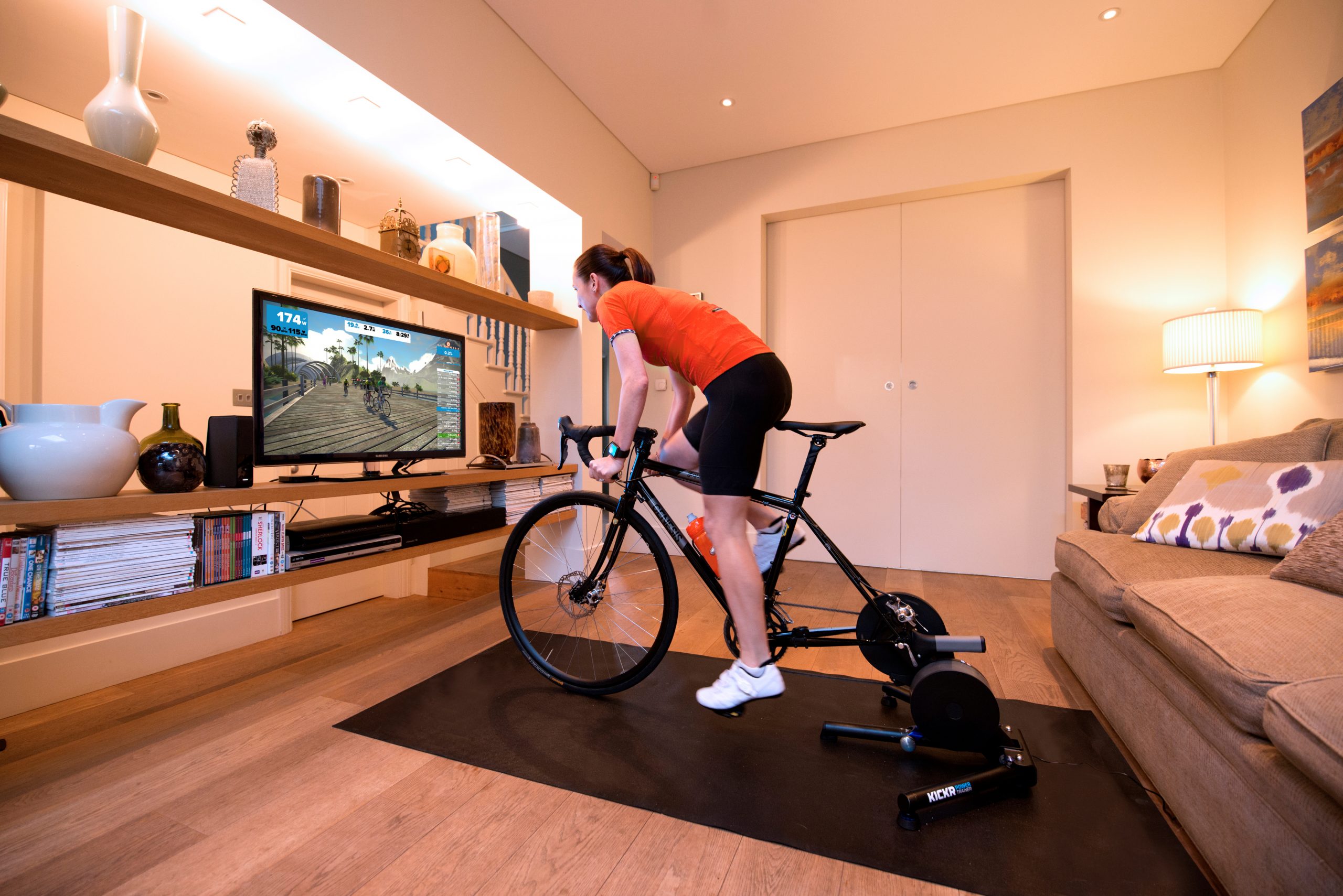 Coureuse devant l'application Zwift