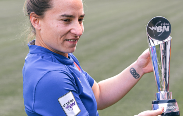 Laure Sansus recevant son prix de meilleure joueuse des Six Nations