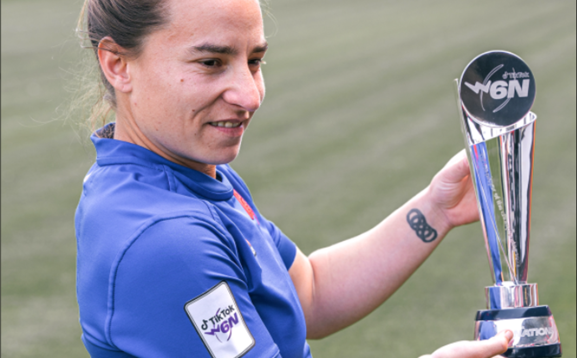 Laure Sansus recevant son prix de meilleure joueuse des Six Nations