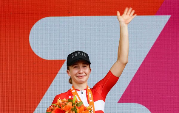 Cecilie Ludwig lève les bras suite à sa victoire sur la troisième étape du Tour de France Femmes avec Zwift