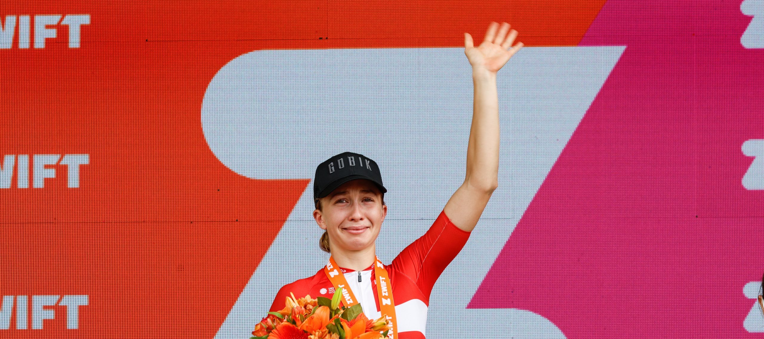 Cecilie Ludwig lève les bras suite à sa victoire sur la troisième étape du Tour de France Femmes avec Zwift