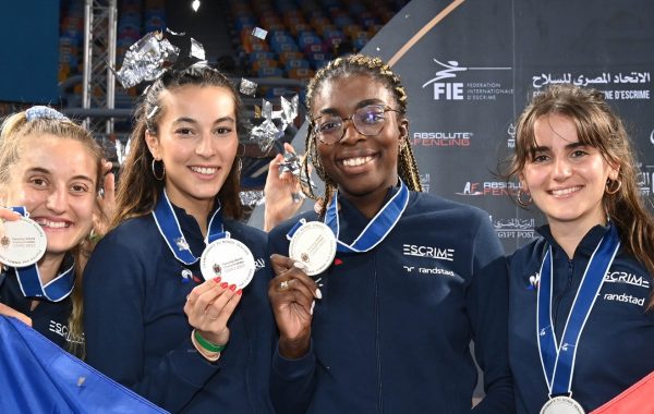 L'équipe de France de sabre célébre sa médaille d'argent des championnats du monde d'escrime