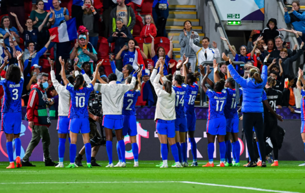 L'équipe fait ovation aprés sa victoire en quarts de finale de l'Euro 2022 de football