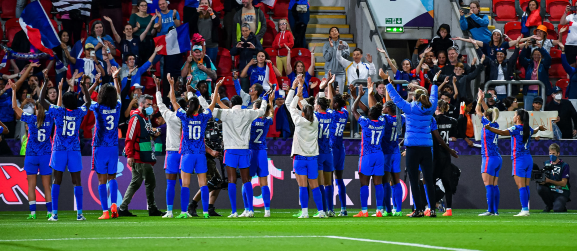 L'équipe fait ovation aprés sa victoire en quarts de finale de l'Euro 2022 de football