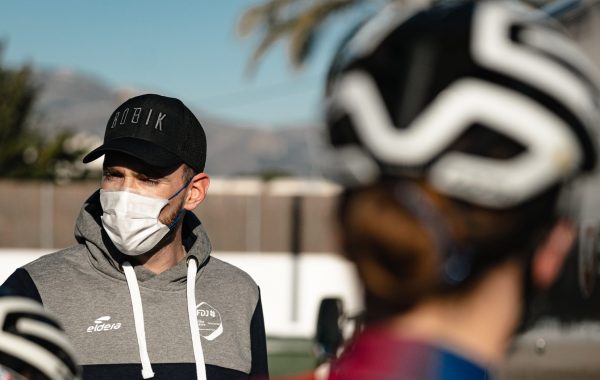 Flavien Soenen fixe les derniers objectifs pour les filles de l'équipe cycliste FDJ-Suez-Futuroscope avant le départ du Tour de France Femmes