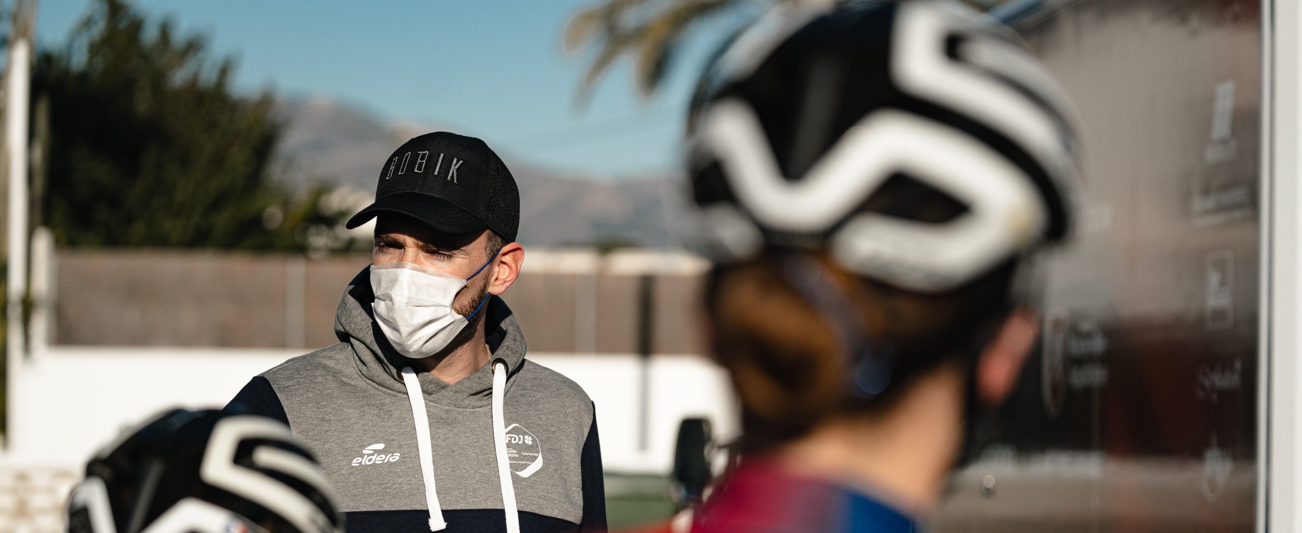 Flavien Soenen fixe les derniers objectifs pour les filles de l'équipe cycliste FDJ-Suez-Futuroscope avant le départ du Tour de France Femmes