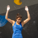 Oriane Bertone salue le public à la fin de l'épreuve d'escalade des championnats d'Europe