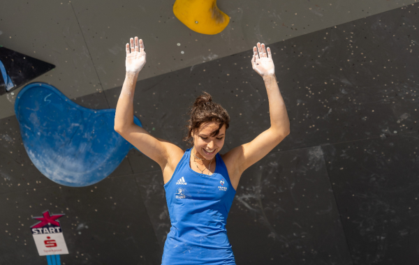 Oriane Bertone salue le public à la fin de l'épreuve d'escalade des championnats d'Europe