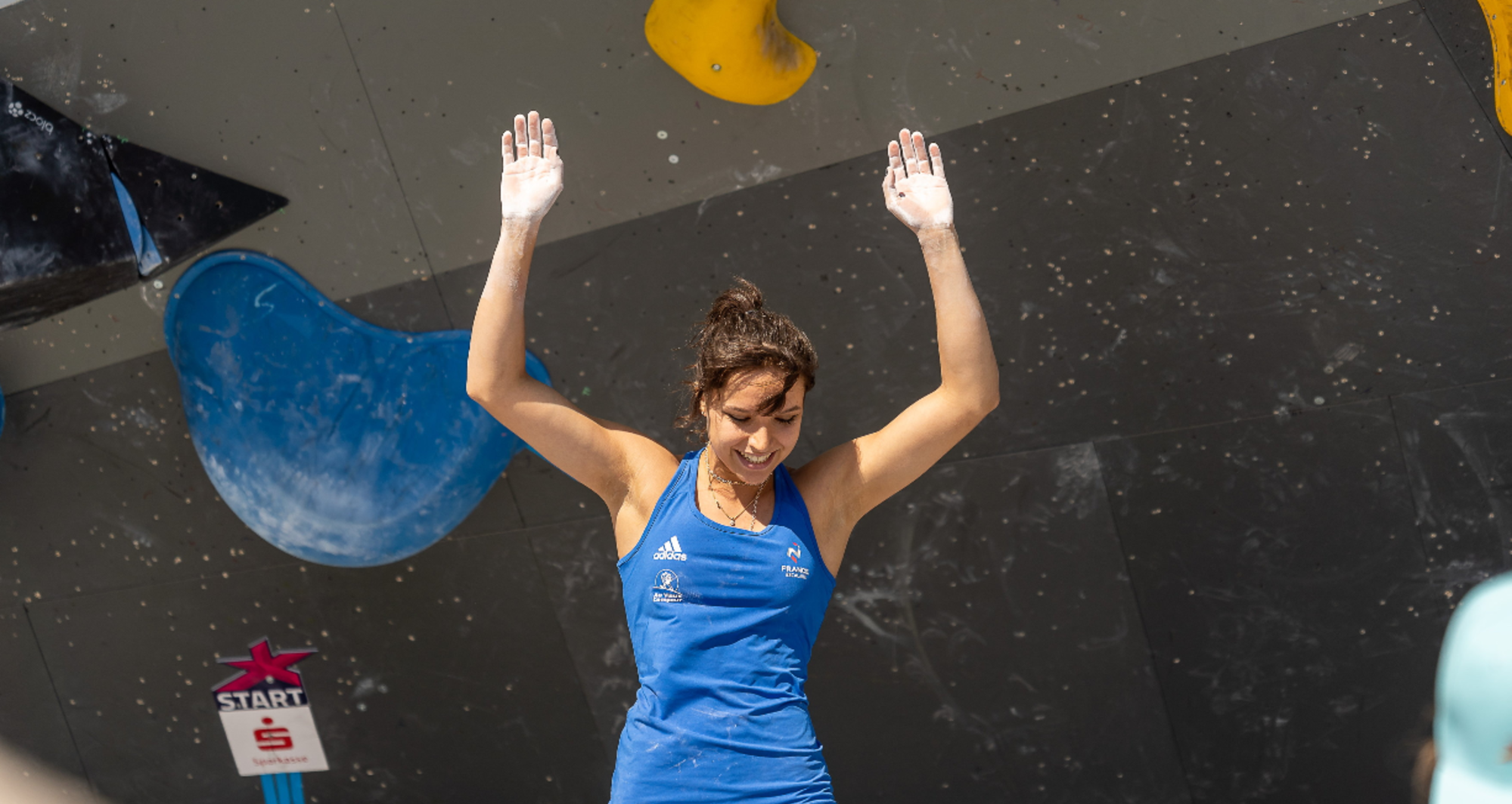 Oriane Bertone salue le public à la fin de l'épreuve d'escalade des championnats d'Europe