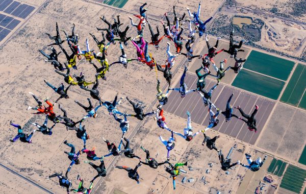 80 femmes battent un record du monde de parachutisme