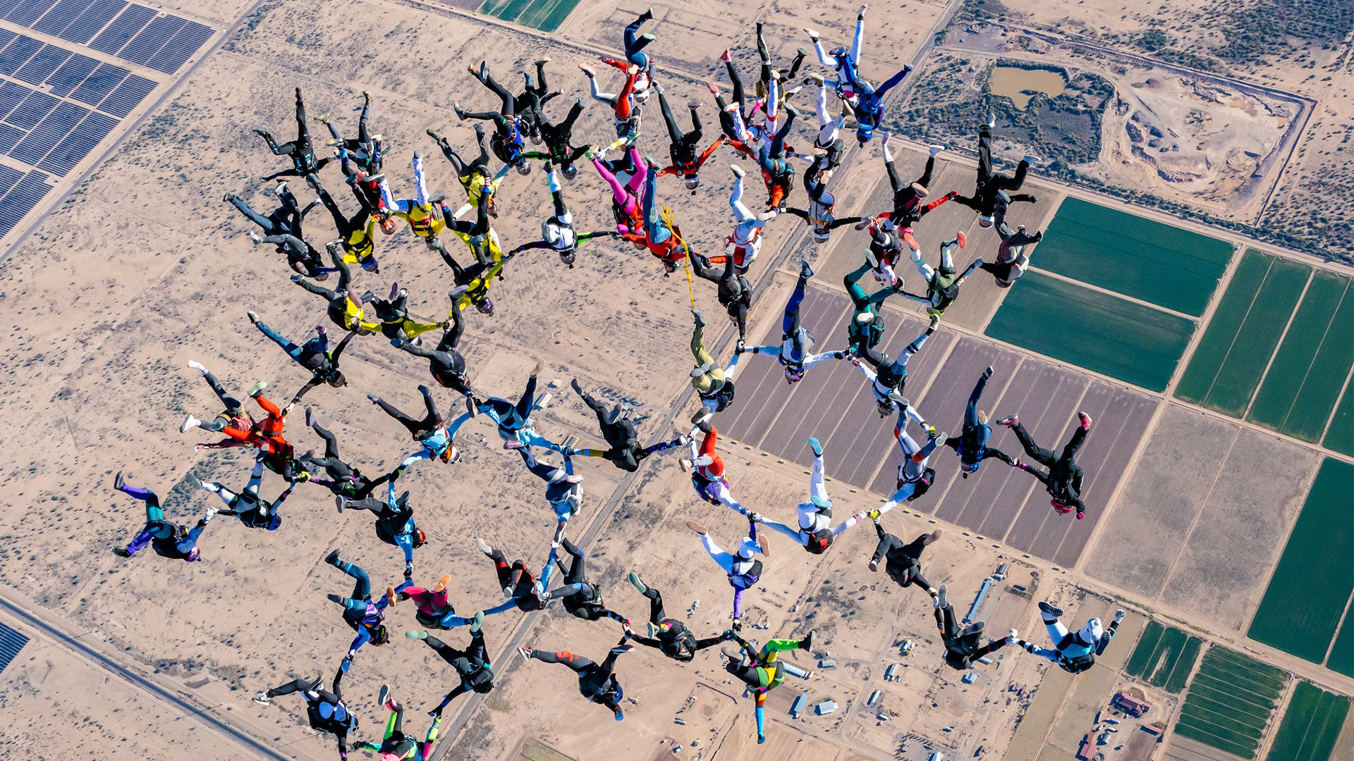 80 femmes battent un record du monde de parachutisme