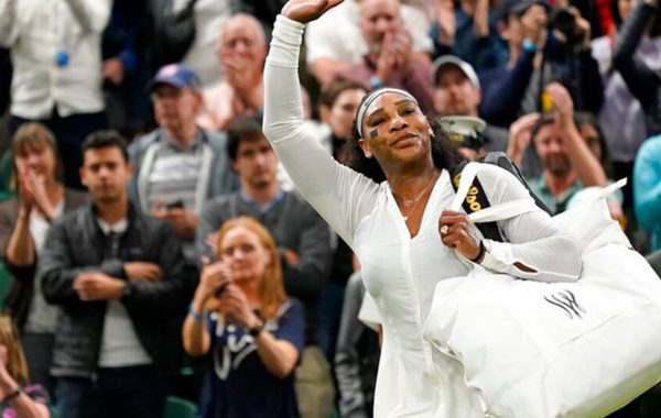 AP Photo/Alberto PezzaliSerena Williams après un match au premier tour lors de la deuxième journée des championnats de tennis de Wimbledon à Londres, le 28 juin 2022